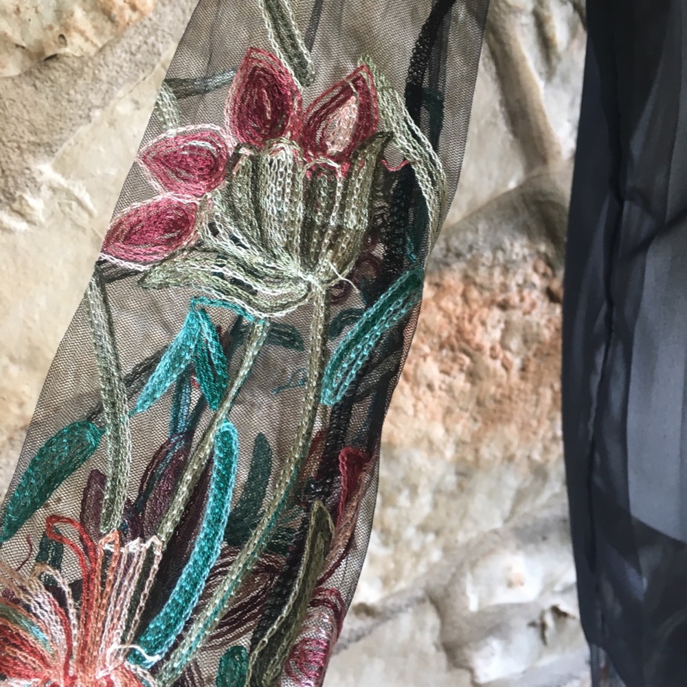 Beautiful black embroidered kimono. - Picture 5 of 8